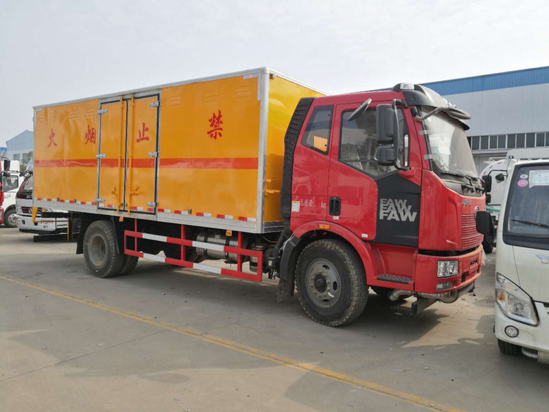 解放6米2(9.9噸)爆破器材車