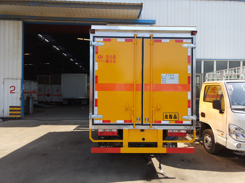 多利卡4.1米(3.4噸)腐蝕品廂式車