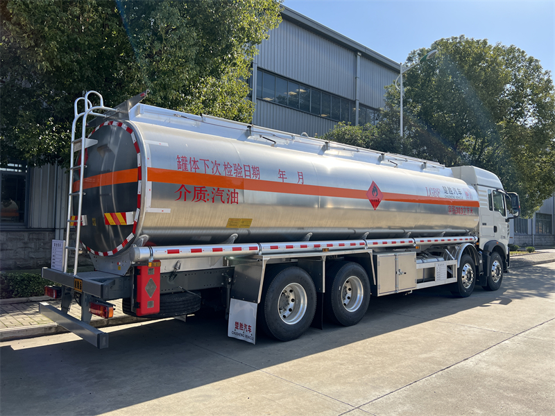 重汽豪沃30.3方油罐車(chē)